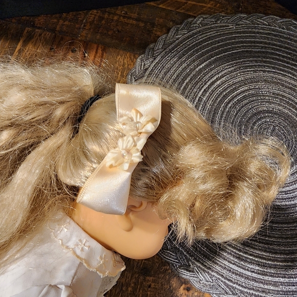 Lucky Bell Doll - Vintage - Collectable - Picture 4 of 7